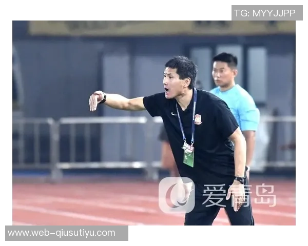 国足专注体能训练邵佳一持续考察队员状态与表现